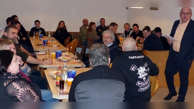 Johannes Schmid ging im Vereinsstüberl des Bürgerhauses auf die zahlreichen Themen ein, die vorgebracht wurden. (Bild: Gerhard Löckler)