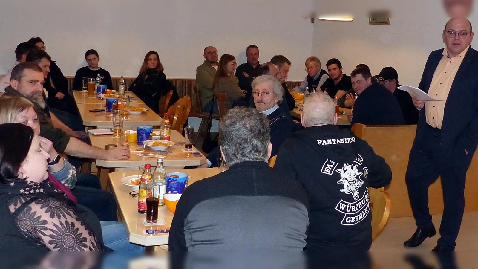 Johannes Schmid moderierte im Vereinsstüberl des Bürgerhauses die zahlreichen Themen die vorgebracht wurden.  (Bild: Gerhard Löckler)