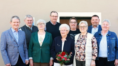 Von links: Johann Völkl (AWO), Hans Kost (OWV), Annemarie Fischer (AWO), Johann Scheidler (OWV), Annelies Dobmeier, Bianka Simon (Strickrunde), Erni Damzog (Strickrunde), Bürgermeister Markus Ludwig, Johanna Ludwig (AWO).  (Bild: Johann Völkl)