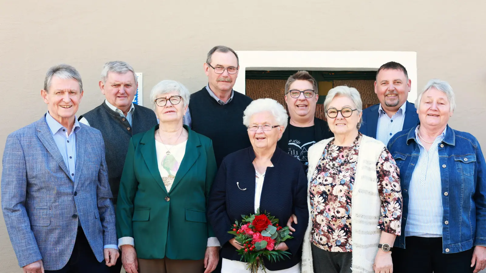 Von links: Johann Völkl (AWO), Hans Kost (OWV), Annemarie Fischer (AWO), Johann Scheidler (OWV), Annelies Dobmeier, Bianka Simon (Strickrunde), Erni Damzog (Strickrunde), Bürgermeister Markus Ludwig, Johanna Ludwig (AWO).  (Bild: Johann Völkl)