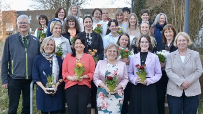 Behördenleitung: Harald Gebhardt und Schulleitung: Ursula Eckl gratulierten den Absolventinnen der Staatlichen Landwirtschaftsschule Amberg, Abt. Hauswirtschaft zum Abschluss des Semesters (Bild: Lorenz Märtl)