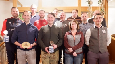 Die neue Vorstandschaft, sowie die geehrten Fußballer mit dem 2. Bürgermeister der Gemeinde Freudenberg Franz Weiß (Bild: Tobias Becht)