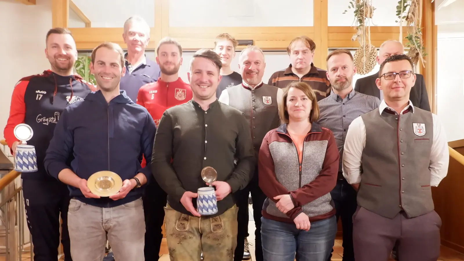 Die neue Vorstandschaft, sowie die geehrten Fußballer mit dem 2. Bürgermeister der Gemeinde Freudenberg Franz Weiß (Bild: Tobias Becht)