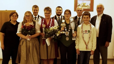 Die Könige und Preisträger der Schützengesellschaft Freiheit Neunkirchen (von links): Andrea Glaubitz (SPD-Fraktion), Lara Weidner (Vizeliesl), Thomas Lenkeit (Luftgewehr- und Luftpistolenkönig), Kornelia Frischholz (Schützenliesl), Stefan Poß (Vizekönig Luftpistole), Lena Sperrer (Jugendkönigin Luftgewehr und Luftpistole), Jochen Lenkeit (2. Schützenmeister), Julius Kreuzer (Vizejugendkönig Luftgewehr) und Reinhard Meier (Präsident des Stadtverbands für Leibesübungen). (Bild: Albert Riedl)