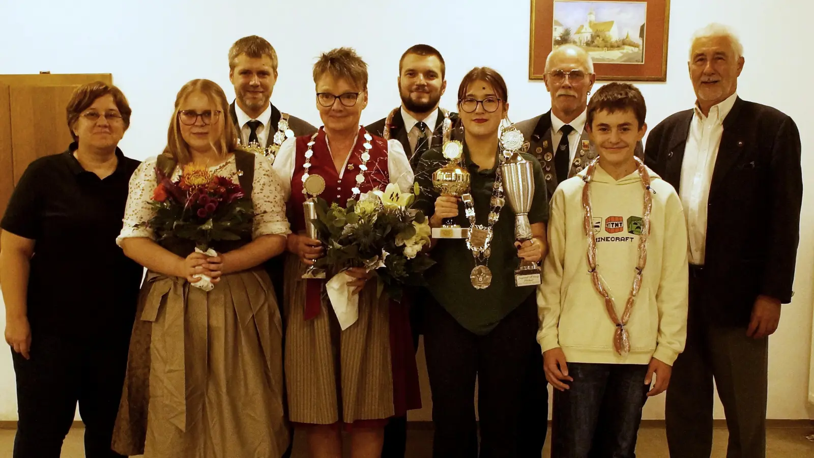 Die Könige und Preisträger der Schützengesellschaft Freiheit Neunkirchen (von links): Andrea Glaubitz (SPD-Fraktion), Lara Weidner (Vizeliesl), Thomas Lenkeit (Luftgewehr- und Luftpistolenkönig), Kornelia Frischholz (Schützenliesl), Stefan Poß (Vizekönig Luftpistole), Lena Sperrer (Jugendkönigin Luftgewehr und Luftpistole), Jochen Lenkeit (2. Schützenmeister), Julius Kreuzer (Vizejugendkönig Luftgewehr) und Reinhard Meier (Präsident des Stadtverbands für Leibesübungen). (Bild: Albert Riedl)