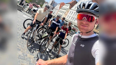 Etwas mehr als die Hälfte war da schon geschafft! - die Gruppe vor dem Straubinger Stadtturm (Bild: Christian Niklas)