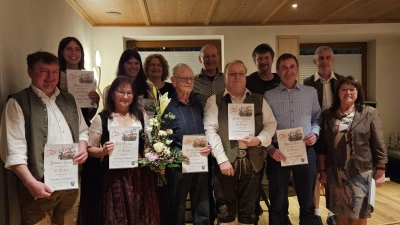 Die geehrten Mitglieder mit 1. Vorsitzenden Johannes Braun (vorne Erster von links) und den beiden Gründungsmitgliedern Irene Hartinger (vorne Zweite von links) und Gerhard Scheuerer (vorne Dritter von links). (Bild: Maria Schlosser )