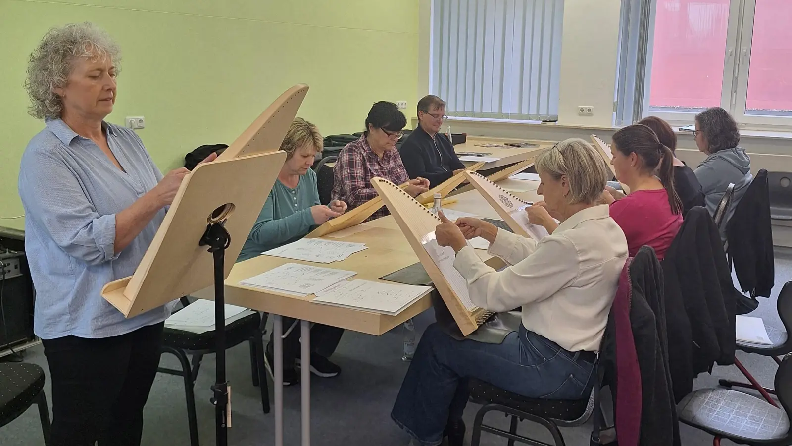 Sandra Lang, Dozentin für Veeh-Harfe vermittelt den Teilnehmern interessante Informationen rund um die Veeh-Harfe.  (Bild: Carola Ringholz)