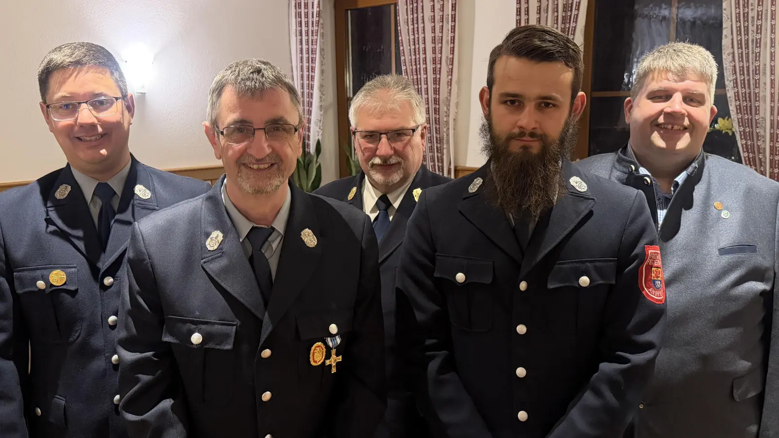 von links: Vorsitzender Benjamin Hiltl, 1. Kommandant Klaus Kölbel, KBI Hans Sperber, der neu gewählte 2. Kommandant Lukas Maul und Bürgermeister Dieter Dehling (Bild: Benjamin Hiltl)