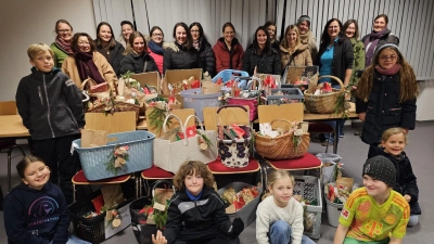Die Teilnehmerinnen freuen sich über ihre Adventskalender. (Bild: Susanne Scheuerer)