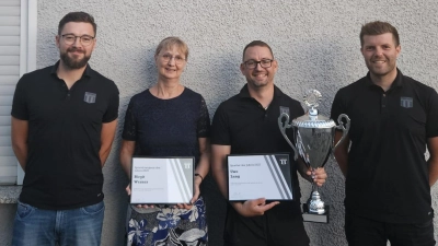 Uwe Lang (Zweiter von rechts) ist Sportler des Jahres des TSV Konnersreuth, Birgit Werner (Zweite von links) ist Sportehrenpreisträgerin. Dazu gratulierten Vorsitzender Maximilian Siller (links) und zweiter Vorsitzender Florian Neumann (rechts). (Bild: Jonas Baumgärtner)