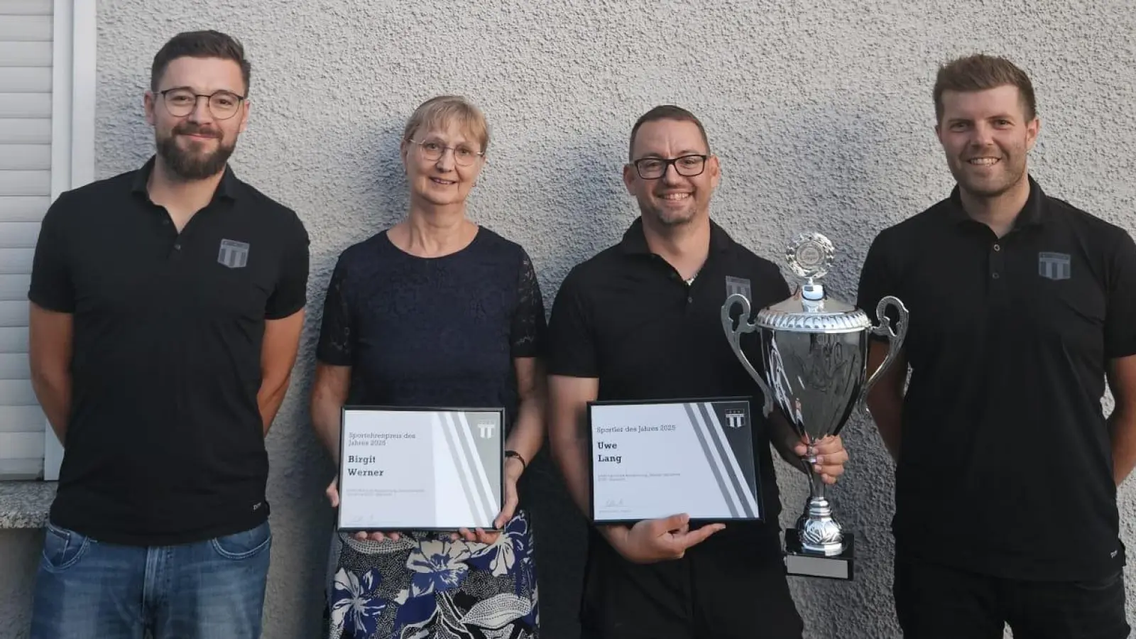 Uwe Lang (Zweiter von rechts) ist Sportler des Jahres des TSV Konnersreuth, Birgit Werner (Zweite von links) ist Sportehrenpreisträgerin. Dazu gratulierten Vorsitzender Maximilian Siller (links) und zweiter Vorsitzender Florian Neumann (rechts). (Bild: Jonas Baumgärtner)