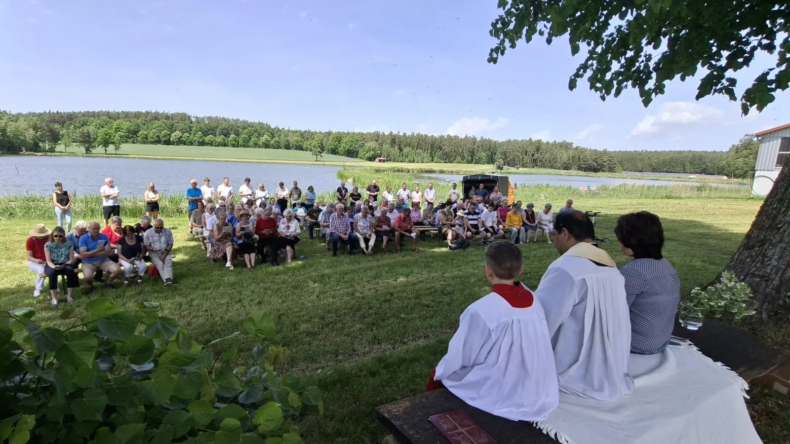 Gläubige vor der Schmelzmühlkapelle. (Bild: Josef Amann)