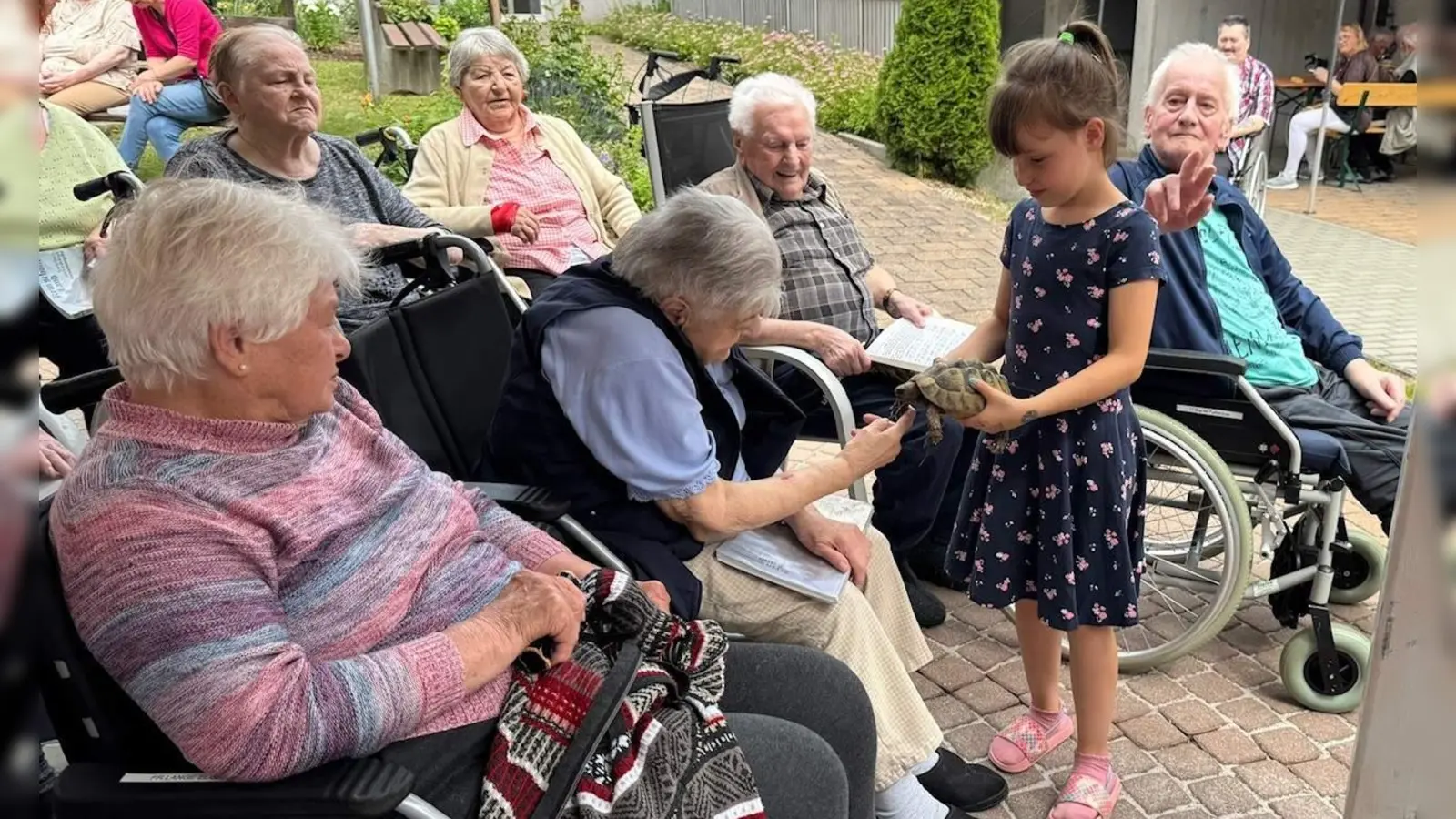 Nicht alltäglicher Besuch stellte sich im BRK-Senioren- und Pflegeheimes St. Barbara ein. Die achtjährige Vroni Kohl, hier mit der Schildkröten-Mama Kalli, machten den Bewohnerinnen und Bewohnern mit ihren Schildkröten die Aufwartung. Eine Seniorin wagte es sogar, die Kalli am Kopf zu streicheln. (Bild: Anita Dobmeier)