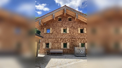 Haus alpenländisch aufgerüstet mit einer Wärmepumpe. (Bild: Verbraucherzentrale Bayern)