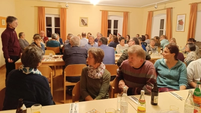 Pfarrer Andreas J. Ruhs und der Kirchenvorstand bedanken sich bei den ehrenamtlichen Mitarbeitern für ihr Engagement in der Gemeinde. (Bild: Rosemarie Uschold)