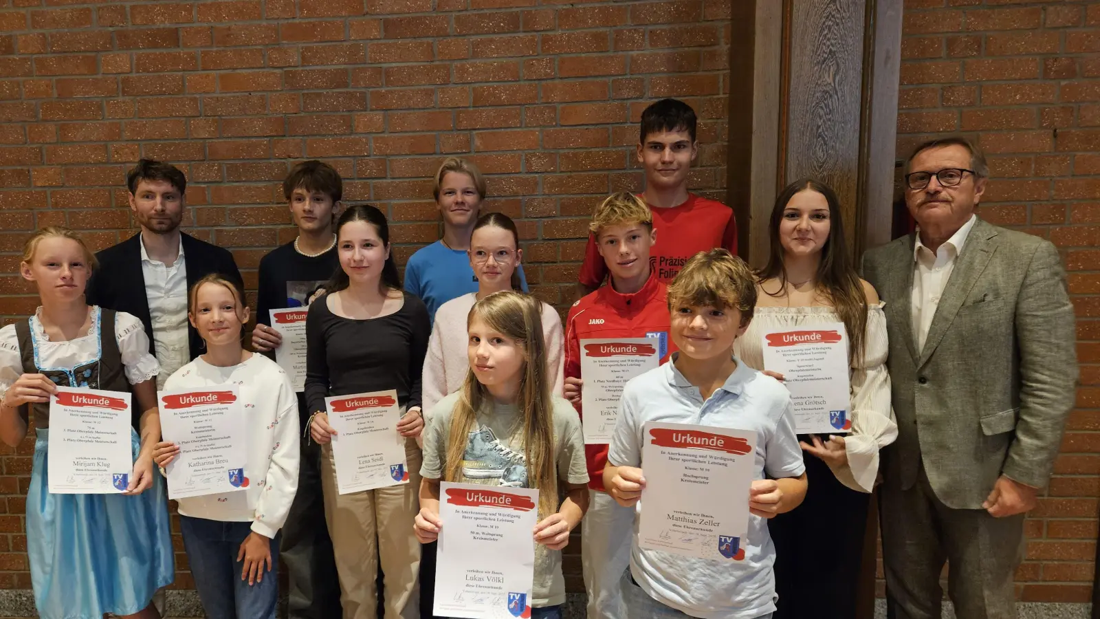 Leichtathletik-Abteilung - stolz auf die Auszeichnungen (Bild: Gabriele Buchbinder)