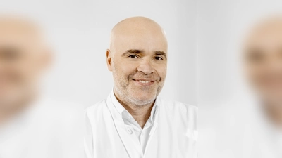 Prof. Dr. Thomas Papathemelis, Chefarzt der Klinik für Frauenheilkunde am Klinikum St. Marien, referiert beim „Ratgeber Gesundheit” über das Thema „Brustkrebsprävention - welche Maßnahmen sind sinnvoll?<br>„ (Bild: Daniela Hottner - Marcus Rebmann - Fotografie)