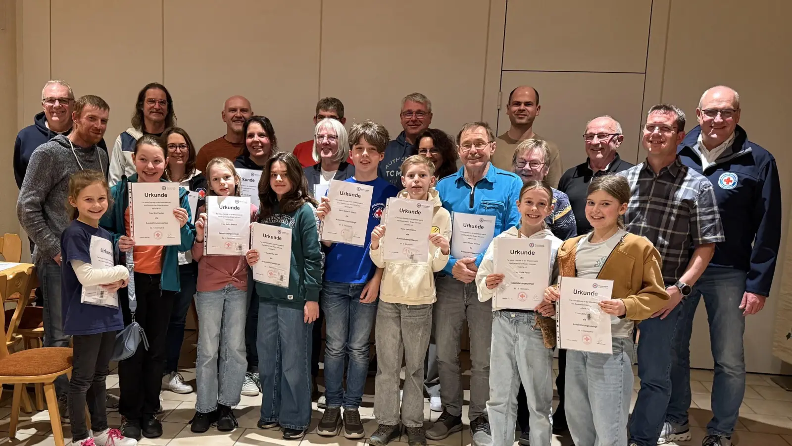 Ehrung der langjährigen Mitglieder: Von vorne links 1. Reihe: Maralen Hirsch, Mia Fischer, Meike Dittrich, Jannika Bilek, Severin Hirsch, Jan Dittrich, Marie Pirner, Emily Lederer je für 5 Jahre. Von vorn links 2. Reihe: Fabian Strobl (20 J. ), Katharina (35 J.), Linda Hirsch (35 J.), Maria Mooshammer (20 J.), Tanja Knahn (Vorstand), Walter Himmer (55 J.), Edeltraud Himmer (50 J.), Helmut Nübler (45 J.), Jörg Kaduk (1. Bgm. Königstein). Von vorne links 3. Reihe: Gerhard Fischer (50 J.), Marco Brunner (5 J.), Hans Scheibeck (35 J.), Walter Neuberger (50 J.), Torsten Brunner (40 J.), Hermann Rumpler (20 J.), Michael Schmid (Kreiswasserwacht, TL Landesverband). (Bild: Tanja Knahn)