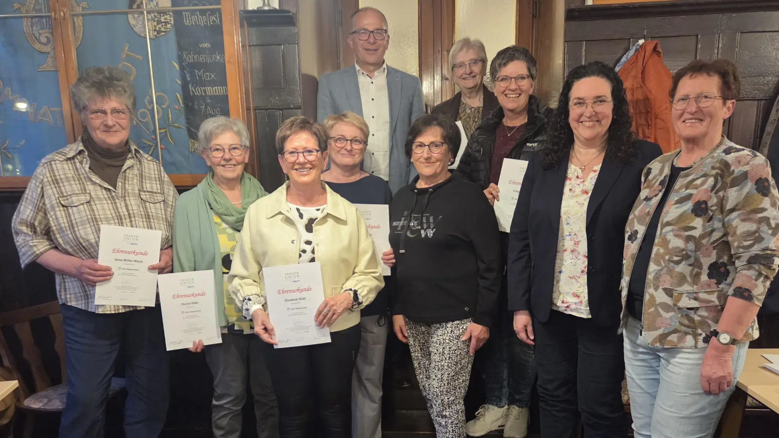 Ehrung der langjährigen Mitglieder der Frauenunion Kemnath. Im Bild ( links unten) Anna Müller-Rösch, Christl Völkl, Elisabeth Nickl, Rita Popp, Luzia Zaus, FU-Kreisvorsitzende Tina Zeitler, FU-Vorsitzende Rita Ponnath, (links oben) Bürgermeister Roman Schäffler, Agnes Emerig, Luitgard Witt. (Bild: Petra Schäffler)