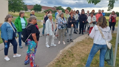 Zum Beginn des Märchenweges wurde den Teilnehmerinnen der Aufbau und Hintergrund dessen erklärt. (Bild: Silvia Behringer)