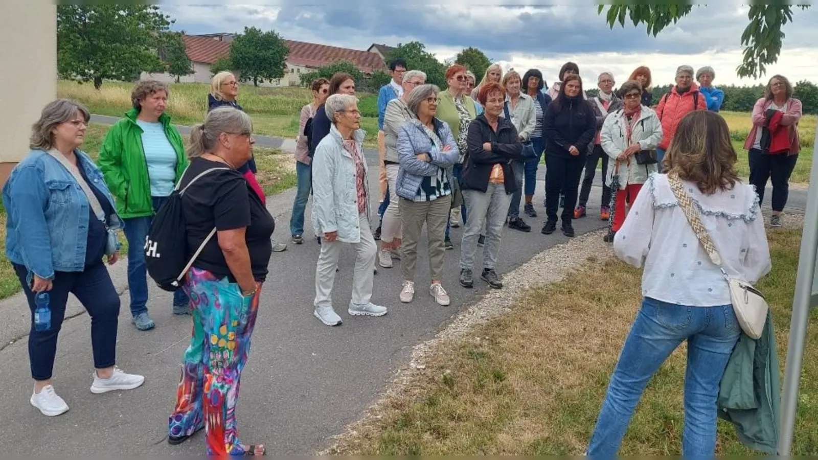Zum Beginn des Märchenweges wurde den Teilnehmerinnen der Aufbau und Hintergrund dessen erklärt. (Bild: Silvia Behringer)