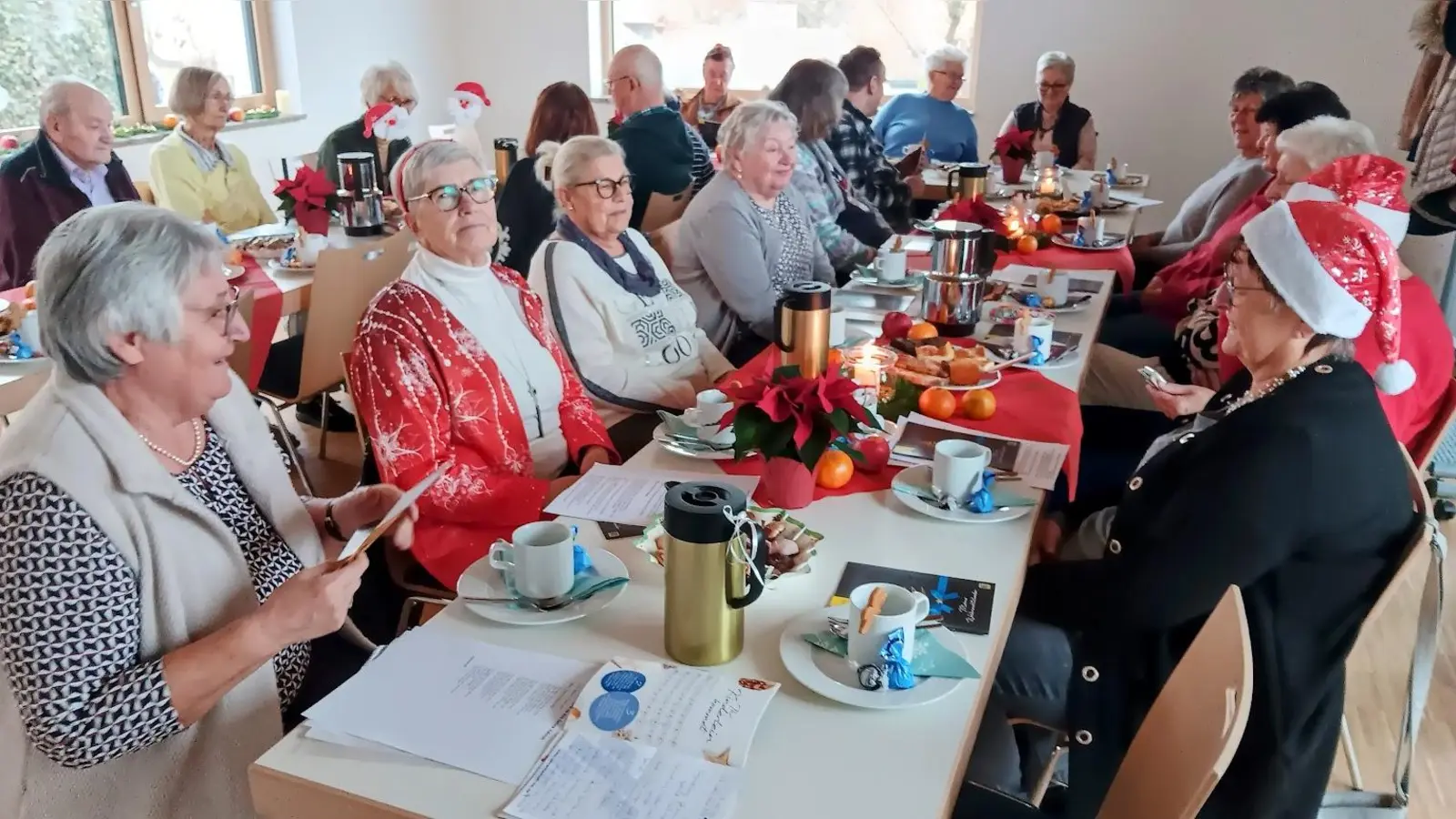 Wenn der Duft von Plätzchen und Geschichten durch den Saal zieht, ist AWO-Weihnachtszeit. (Bild: Johann Völkl)