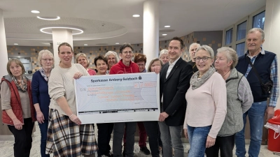 Die Selbsthilfegruppe „Chronischer Schmerz” durften sich über 2000 Euro vom Lions Club Sulzbach-Roseneberg freuen. (Bild: Elisa Romfeld )