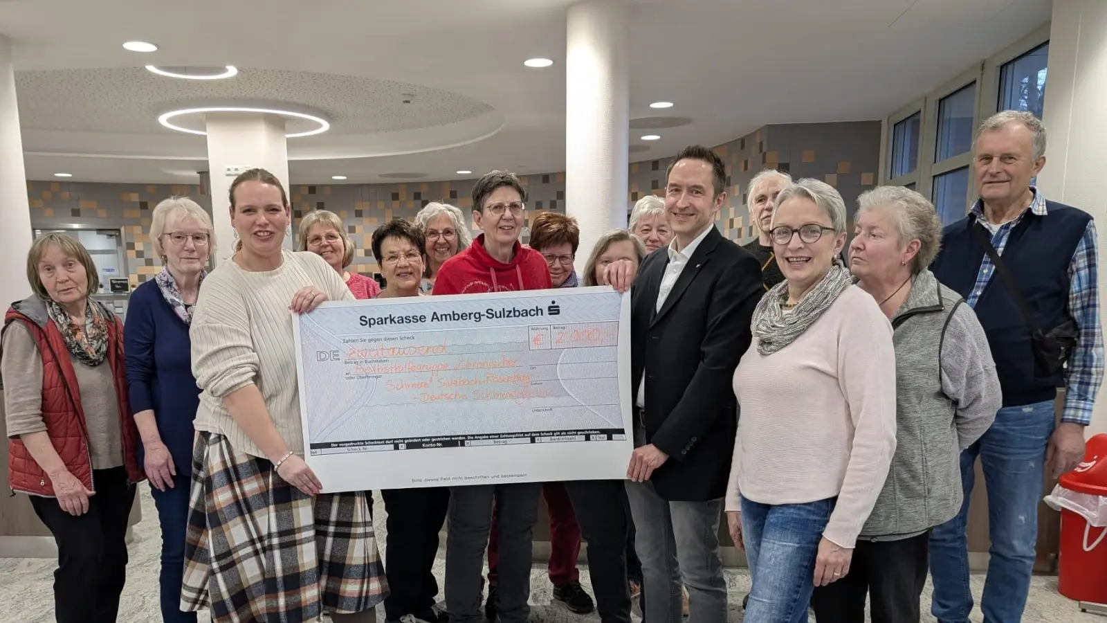 Die Selbsthilfegruppe „Chronischer Schmerz” durften sich über 2000 Euro vom Lions Club Sulzbach-Roseneberg freuen. (Bild: Elisa Romfeld )