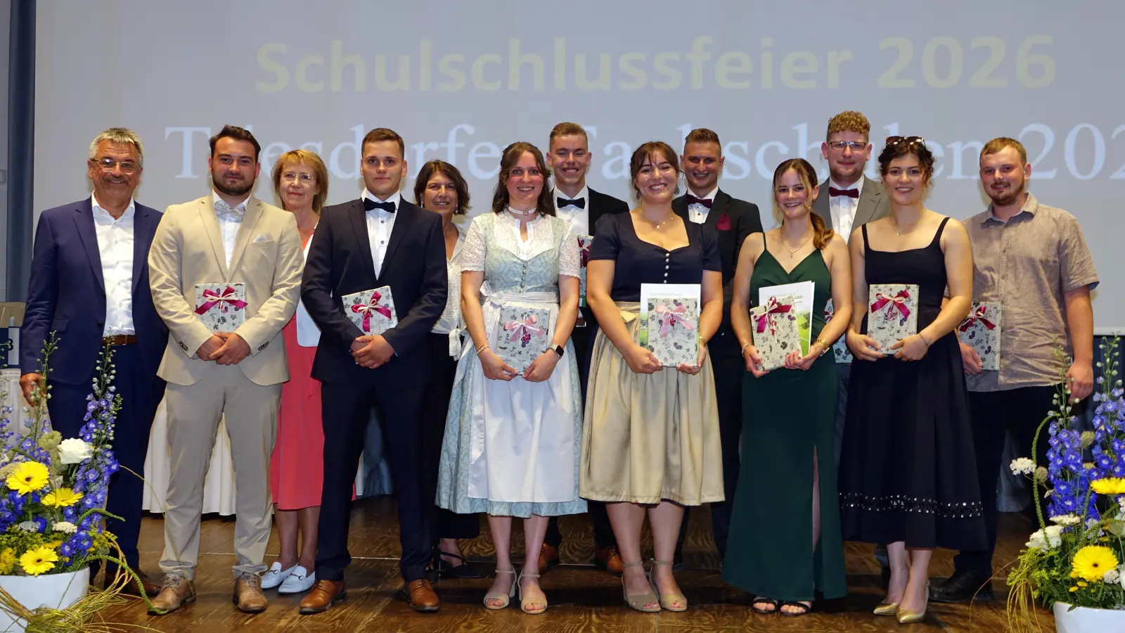 (Von links nach rechts): Fritz Gronauer-Weddige, David Bub, Judith Regler-Keitel, Maximilian Teufel, Andrea Seidl, Tanja Obermeier (Freudenberg, Landkreis Amberg-Sulzbach), Benedikt Auer, Martina Grimm, Hannes Seebauer, Marina Grebner, Peter Schlierf, Pia Hanrieder, Andreas Hammele. (Bild: Antje Schönherr)