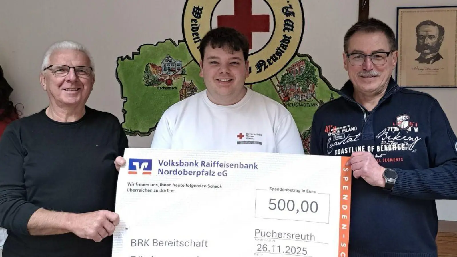 Josef Witt und Lothar Löw übergaben eine Spende von 500 € an Nico Kellner für das Fahrzeug der Helfer vor Ort. (Bild: Löw Lothar)