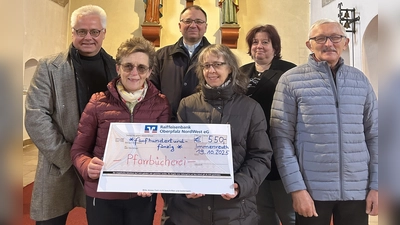 Vertreter des Pfarrgemeinderats übergaben zusammen mit Pfarrer Markus Bruckner eine Spende über 550 Euro an die Vertreterin der Bücherei Anita Reichenberger. (Bild: Roman Melzner)
