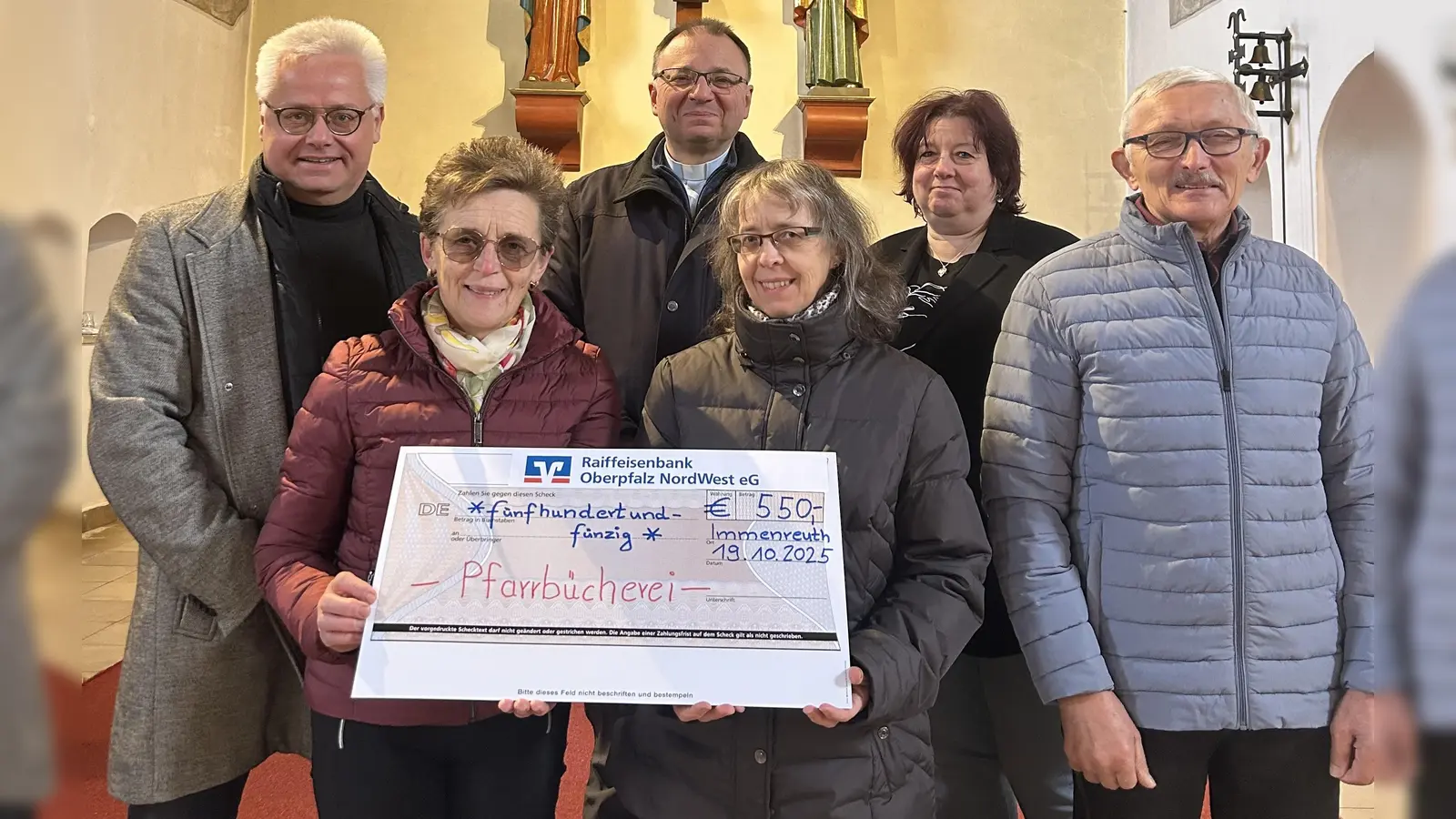 Vertreter des Pfarrgemeinderats übergaben zusammen mit Pfarrer Markus Bruckner eine Spende über 550 Euro an die Vertreterin der Bücherei Anita Reichenberger. (Bild: Roman Melzner)