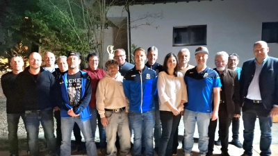 Vorsitzender Fabian Brenner (8.v.r.) und 2. Bürgermeister Thomas Kleber (re) danken den langjährigen Mitgliedern für die Treue. (Bild: Karl Ziegler)