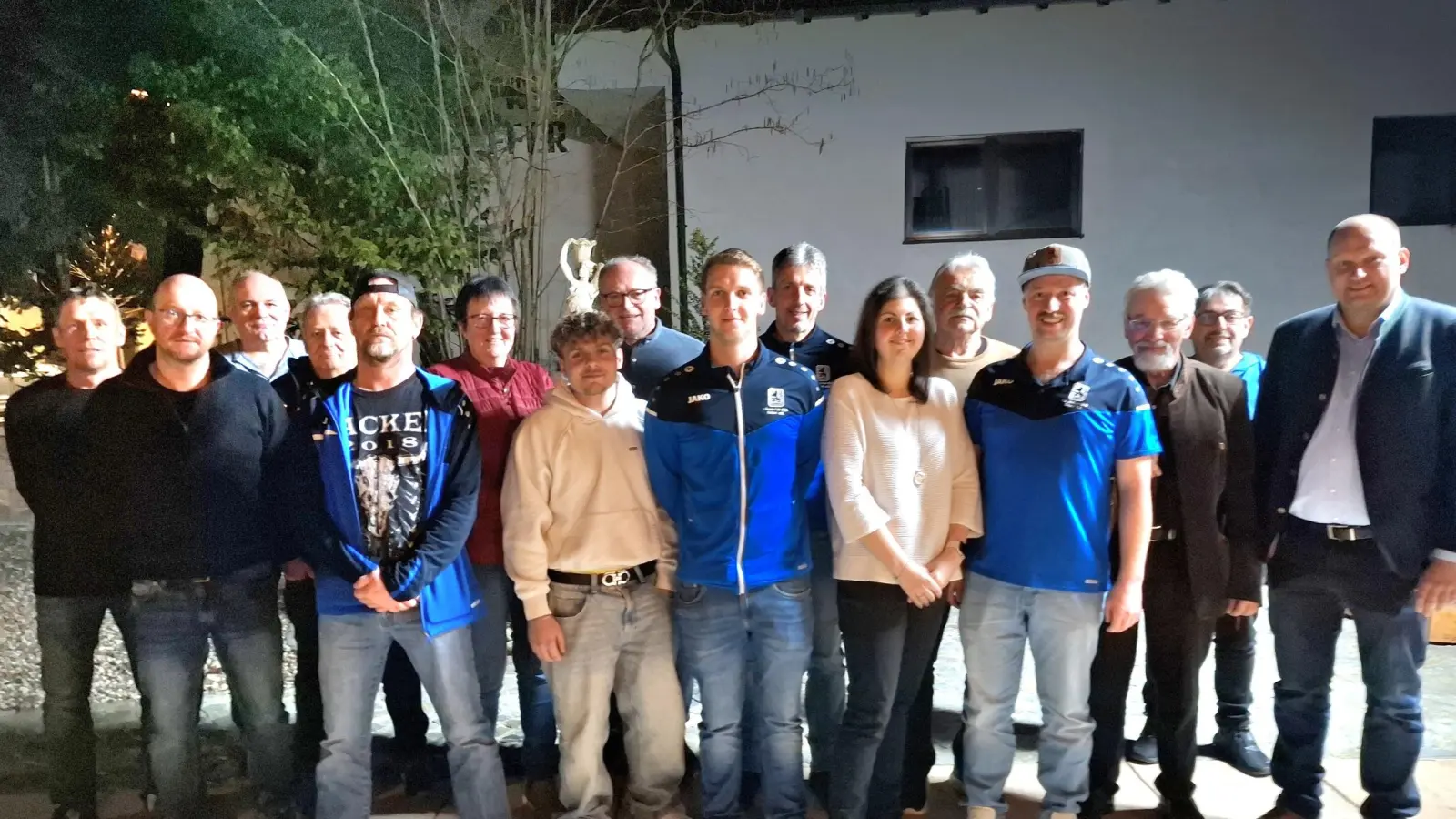 Vorsitzender Fabian Brenner (8.v.r.) und 2. Bürgermeister Thomas Kleber (re) danken den langjährigen Mitgliedern für die Treue. (Bild: Karl Ziegler)