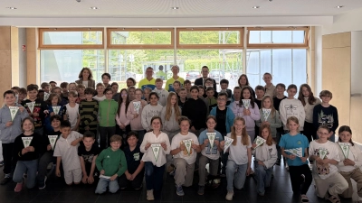 Die Klasse 4a, 4b und 4c mit der Schulleitung, den Verkehrserziehern der Polizei, dem Vertreter der Sparkasse und den Klassenlehrkräften (hintere Reihe) am Bild. (Bild: Marion Ott)