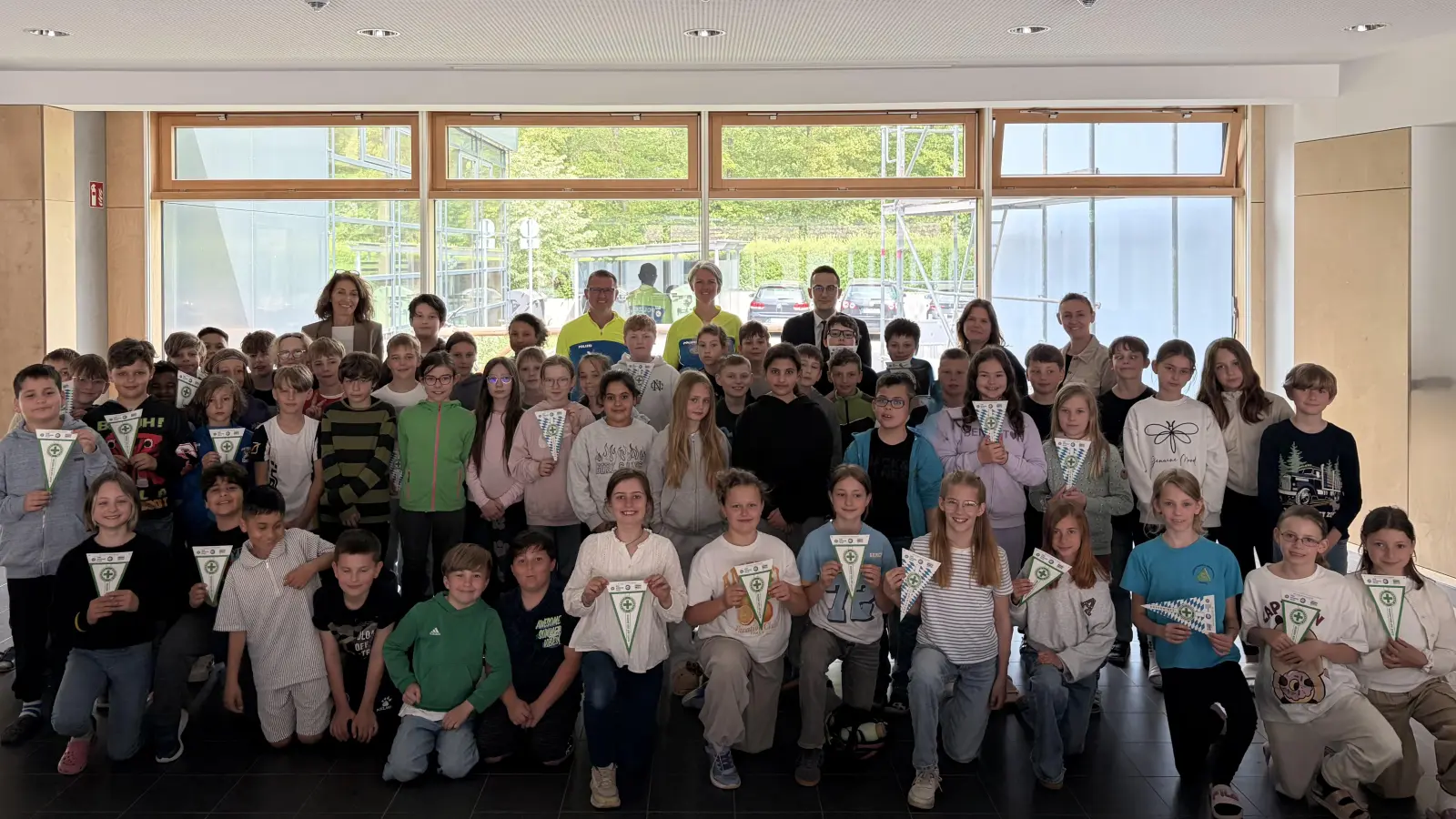 Die Klasse 4a, 4b und 4c mit der Schulleitung, den Verkehrserziehern der Polizei, dem Vertreter der Sparkasse und den Klassenlehrkräften (hintere Reihe) am Bild. (Bild: Marion Ott)