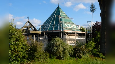 Die ersten Baumaßnahmen zur Sanierung des Maria-Hilf-Kirchleins haben bereits begonnen. Den Investitionsbedarf schätzt der Kapellenbauverein auf zirka 130.000 Euro. (Bild: Robert Dotzauer)
