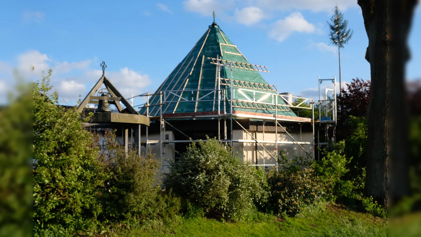 Die ersten Baumaßnahmen zur Sanierung des Maria-Hilf-Kirchleins haben bereits begonnen. Den Investitionsbedarf schätzt der Kapellenbauverein auf zirka 130.000 Euro. (Bild: Robert Dotzauer)
