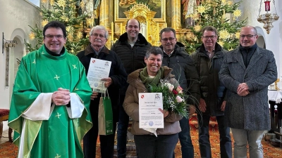 Pfarrer Wolfgang Dietz, Linus Scharl, Sebastian Betz, Eva Prögler, Manfred Dirscherl, Dieter Ostermayr und Stefan Lintl (von links). (Bild: Monika Lintl)