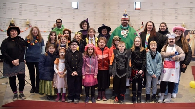 Mit Begeisterung waren die Kinder beim maskierten Gottesdienst dabei. Kleine süße Krapfen waren der Lohn für das Kommen und das begeisterte Mitmachen. (Bild: Michael Sporrer)