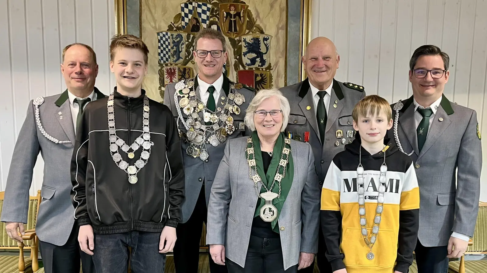 von links nach rechts: 3.Schützenmeister Josef Thoenissen, Jungschützenkönig Nico Andörfer, Schützenkönig Christian Koch, Bogen-Schützenkönigin Margarete Euwens-Albrecht, 1.Schützenmeister Alfred Koch, Bambinikönig Leopold Trißl und 2.Sportleiter Robert Petrik. (Bild: Georg Hoffmann)