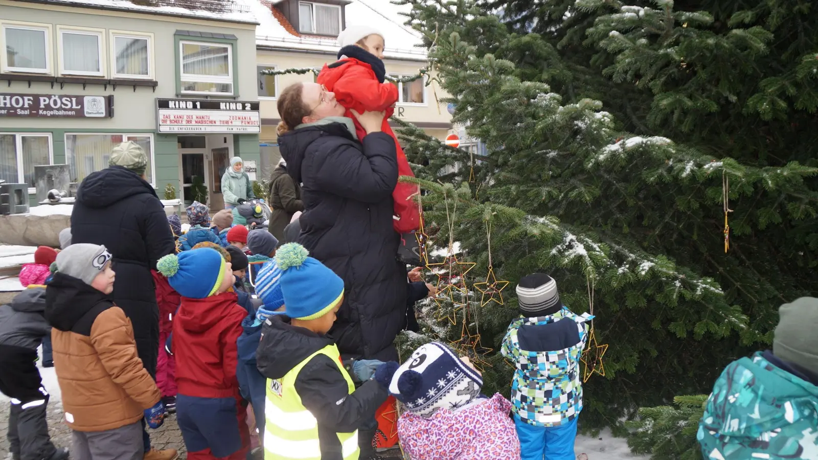 Mit großem Eifer waren die Kinder dabei, um den Christbaum am Marktplatz mit selbstgebasteltem Schmuck zu dekorieren (Bild: Elfriede Weiß)