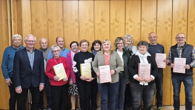 Die anwesenden Geehrten zusammen mit 1. Vorstand Roland Maier, 2. v. li. 2. Bürgermeisterin Bärbel Birner, 6. v. li. und Stadtrat Josef Birner, 5. v. li. (Bild: Fritz Dietl)