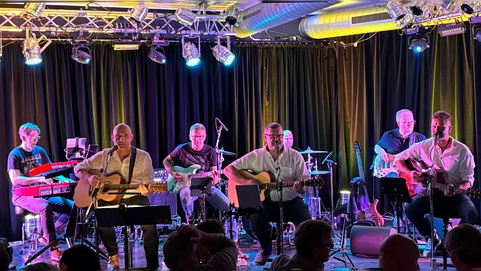  Eine Hommage an den Austropop mit seinen legendären Songs mit der Band Austria 7. (Bild: Jakob Prechtl/exb)