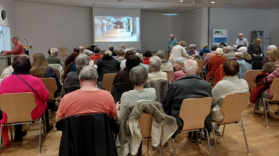 Knapp 100 Zuschauerinnen und Zuschauer besuchten den Filmvortrag im Egerland-Kulturhaus. (Bild: Birgit Schelter)