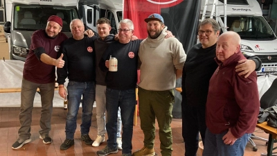 Den erfolgreichen Teams gratulierte Mike Schulz, Reinhold Reger, Tim Weisenberger, Jürgen Seidel, Florian Czopiak, Alfred Glashauser und Max Eiser (r.). (Bild: Wolfgang Berndt)