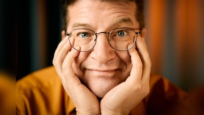 Nils Heinrich gastiert mit seinem Programm „Brückentage in Übergangsjacke“ im Schmidt-Haus in Nabburg. (Bild: Marvin Ruppert)
