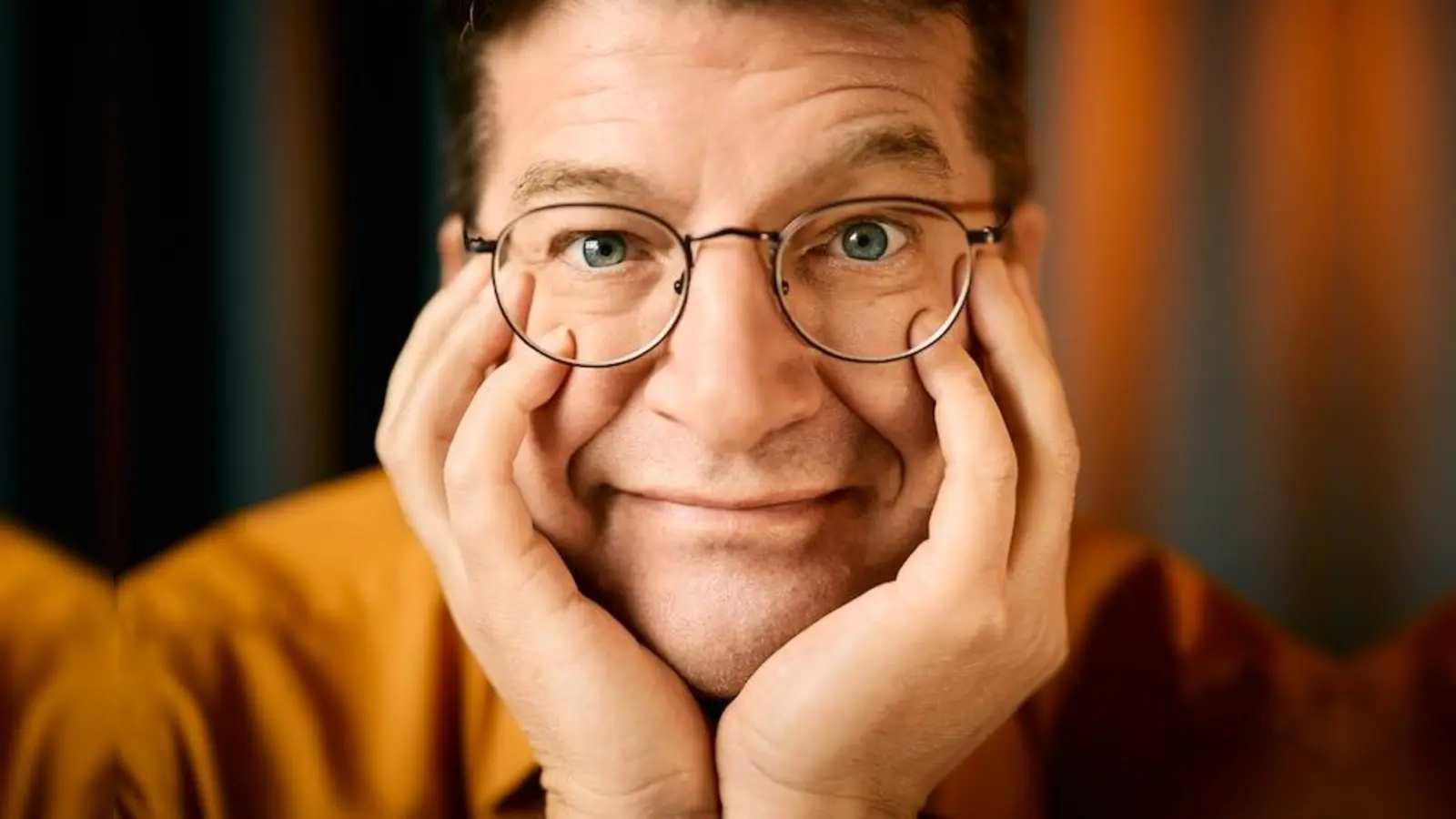 Nils Heinrich gastiert mit seinem Programm „Brückentage in Übergangsjacke“ im Schmidt-Haus in Nabburg. (Bild: Marvin Ruppert)