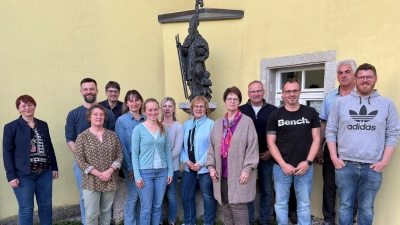 OGV Vorstandschaft 2026 mit Kreisfachberaterin Maria Treiber (3. von links) und Bürgermeister Uli Münchmeier (4. von links) (Bild: Andreas Ogarek)